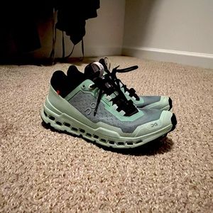 Women’s Onclouds size 7